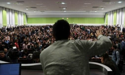 Des étudiants en assemblée générale à l'université de Nanterre, au nord de Paris, le 2 mai 2018