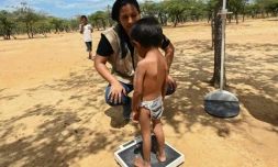 Le nutritionniste Nielcen Benitez mesure Wilmer Epieyu, un garçon indigÚne Wayuu de sept ans qui souffrait de malnutrition infantile, dans la communauté de Witka prÚs de Manaure, en Colombie, le 24 février 2023