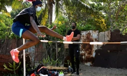 Javier Sotomayor, détenteur du record du monde du saut en hauteur, observe la jeune athlète cubaine Eliamnys Iznaga lors d'une séance d'entraînement à Guanabacoa (Cuba), le 15 mai 2021