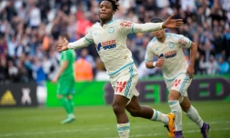L'attaquant Michy Batshuayi inscrit le but de l'égalisation à la derniÚre seconde pour Marseille face à Saint-Etienne, le 21 février 2016 au Vélodrome