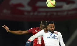 Duel aérien entre le Lillois Adama Soumaoro (g) et le Lyonnais Alexandre Lacazette, le 21 février 2016 au stade Pierre Mauroy
