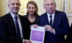 Le premier président de la Cour des Comptes de France, Pierre Moscovici (G), aux côtés de la ministre française chargée du Travail et de l'Emploi, Astrid Panosyan-Bouvet (C), présente les résultats du rapport sur les retraites au Premier ministre français François Bayrou (D) à l'Hôtel Matignon à Paris, le 20 février 2025