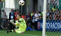 Le gardien de la Pologne Lukasz Fabianski lors de la séance des tirs au but à l'Euro face à la Suisse à Geoffroy-Guichard, le 25 juin 2016 