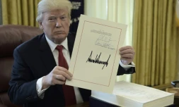 Le président américain Donald Trump dans le Bureau ovale le 22 décembre 2017, lors de la promulgation de la réforme des impÎts