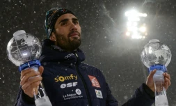 Martin Fourcade avec ses petits Globes du sprint et de l'Individuel aprĂšs sa victoire sur le 10 km sprint, Ă Tioumen, le 22 mars 2018