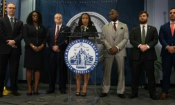 Fani Willis (au centre), la procureure du comté de Fulton dans l'Etat américain
de Géorgie, tient une conférence de presse aprÚs l'inculpation de l'ex-président Donald Trump et de 18 autres personnes, à Atlanta le 14 août 2023