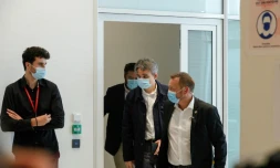 Le directeur de la publication de Charlie Hebdo, Laurent Sourisseau (C) alias Riss, au palais de justice de Paris, le 9 septembre 2020