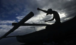 Un pêcheur prépare ses filets de pêche le 25 juin 2010 à Dili au Timor Oriental