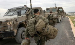 Des soldats et véhicules militaires israéliens s'apprêtent à entrer dans Jénine, le 22 janvier 2025  près de Muqeibila en Israël