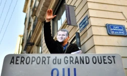 Un manifestant, favorable au projet d'aéroport de Notre-Dame-des-Landes, défile à Nantes avec un masque représentant Emmanuel Macron, le 2 décembre 2017