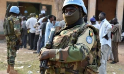 Des casques bleus  sénégalais de l'Onu devant un bureau de vote le 30 décembre 2015 à Bangui