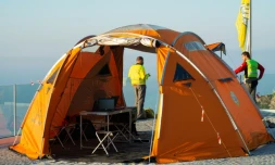 Des sauveteurs alpins coordonnent les opérations de récupération du corps de Simon Gautier, le 19 août 2019 à San Giovanni a Piro, dans le sud de l'Italie