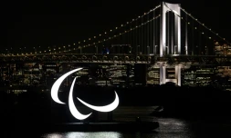 Le logo des Jeux paralympiques brille dans la nuit de Tokyo, le 23 août 2021
