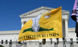 Un drapeau de défenseurs du droit à l'avortement devant la Cour suprême des Etats-Unis à Washington le 4 juin 2022