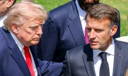 Le président américain Donald Trump (g.) et le président français Emmanuel Macron discutent lors d'une photo de groupe prise dans le cadre du sommet du G7, à Evian, en Haute-Savoie, le 16 juin 2026
