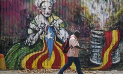 Un graffiti représentant une femme en train de coudre un drapeau des catalan à Barcelone, le 6 septembre 2017