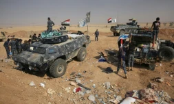 Des soldats des forces irakiennes tiennent une position près de Sin al-Dhuban, au sud de Mossoul, le 27 octobre 2016