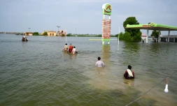 Des eaux en crue on submergé une station essence dans le district de Dadu, dans la province du Sindh, au Pakistan, le 7 septembre 2022