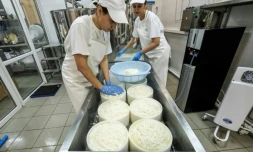 Elvira Kovtoun (à droite) et son assistante Liza dans la crèmerie Beer & Cheese de Korolev, près de Moscou