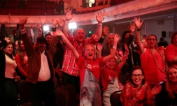 Des supporteurs travaillistes néo-zélandais attendent avec confiance les résultats des élections et la victoire de Jacinda Arden à Auckland, le 16 octobre 2020, 2020. 