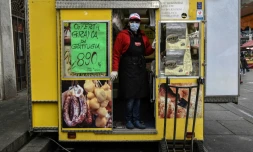 Une échoppe et fromages et de charcuterie sur le marché Porta Palazzo, à Turin, le 16 mars 2020