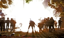 Un grenade assourdissante éclate pendant des affrontements entre armée israélienne et Palestiniens à Jérusalemen, le 7 mai 2021