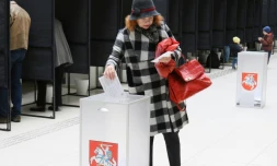 Une femme vote à l'occasion d'un vote anticipé dans la capitale lituanienne pour l'élection présidentielle, le 10 mai 2019