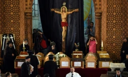 Cercueils de victimes de l'attentat contre une église copte d'Alexandrie lors d'une procession funéraire à Borg El-Arab le 10 avril 2017