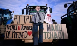 Photo d'archive d'une effigie d'Emmanuel Macron fixée sur un tracteur bloquant l'autoroute A1 à proximité de l'aéroport Roissy-Charles-de-Gaulle, le 31 janvier 2024