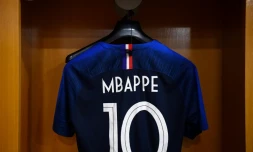 Le maillot de la star du football français Kylian Mbappe dans le vestiaire des Bleus au Stade de France le 30 avril 2020 à Saint-Denis prÚs de Paris