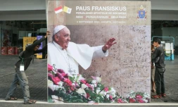 Des ouvriers installent le 3 septembre 2024 un panneau d'affichage pour la messe qui sera dirigée par le pape François au stade Gelora Bung Karno à Jakarta