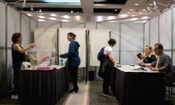 Des électeurs français votent au second tour des législatives, le 6 juillet 2024 à Montréal