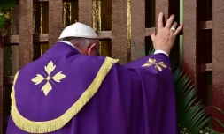Le pape François ouvre la porte sacrée de la cathédrale de Bangui le 29 novembre 2015