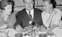 Frédéric Dard (c), le 15 novembre 1957 à Paris, flanqué des actrices Micheline Presle (g) et Jeanne Moreau