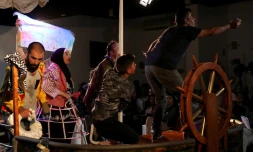 Des acteurs syriens jouent leur pièce de théâtre "Bateau de l'amour", à Amman, en Jordanie, le 3 avril 2016