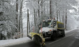 Un véhicule de déneigement sur une route près du village de Bocognano, le 15 janvier 2017 en Corse