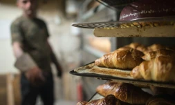 Jérôme Aucant, un ancien sans-abri, travaille dans sa boulangerie à Dole dans le Jura, le 23 mars 2016