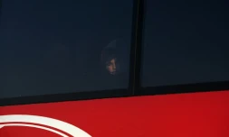 Des rĂ©fugiĂ©s afghans attendent le 23 fĂ©vrier 2016 dans la ville grecque d'Idomeni, Ă la frontiĂšre grĂ©co-macĂ©donienne, d'ĂȘtre transfĂ©rĂ©s vers AthĂšnes