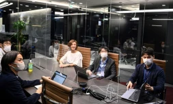Des employés de ReVcomm, une start-up de Tokyo proposant un système d'intelligence artificielle pour améliorer les ventes à distance