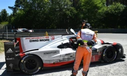 La Porsche 919 Hybrid N.2, pilotée par l'Allemand Timo Bernhard, aux 24 heures du Mans, le 18 juin 2018