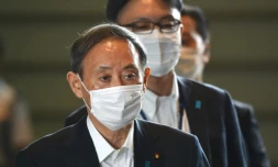Yoshihide Suga (à gauche) arrive au bureau du Premier ministre à Tokyo, le 16 septembre 2020