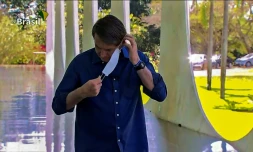 Capture d'écran d'un point presse télévisé du président brésilien Jair Bolsonaro, devant le palais présidentiel à Brasilia, le 7 juillet 2020