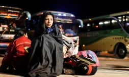 La migrante vénézuélienne Nacari, 16 ans, patiente à la frontière entre l'Equateur et le Pérou, à Huaquillas, le 25 août 2018