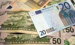 Coupures d'euros et de dollars photographiés, le 17 juillet 2015 à Lille