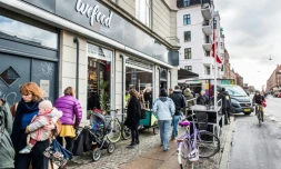 Des badauds devant l'enseigne danoise Wefood spécialisée dans les invendus, le 16 février 2016 à Copenhague 