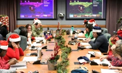 Des bénévoles travaillent au site de la Norad qui suit la tournée du Père Noël depuis la base Peterson de l'US Air Force, le 24 décembre 2018 à Colorado Springs