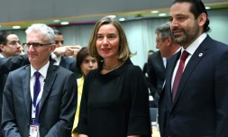 La cheffe de la diplomatie européenne Federica Mogherini (C), le chef de l'agence d'aide de l'ONU, l'UNOCHA, Mark Lowcock (G) et le Premier ministre libanais Saad Hariri participent à une conférence de donateurs pour les Syriens à Bruxelles, le 25 avril 2018
