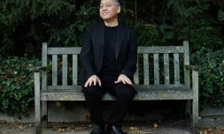 Kazuo Ishiguro donne une conférence de presse à Londres le 5 octobre 2017 après avoir reçu le Prix Nobel de littérature