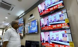 Un homme attend la publication à la télévision des sondages de sortie des urnes à l'issue de la septiÚme et derniÚre phase des élections générales, le 1er juin 2024 à Ajmer, en Inde