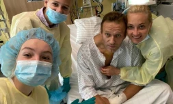Photo diffusée sur le 15 septembre 2020 sur le compte Instagram d'Alexeï Navalny montrant l'opposant russe entouré de sa famille à l'hôpital à Berlin.
